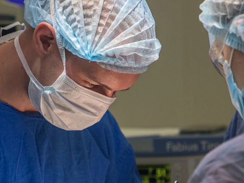 Красноярка получила химический ожог глаз после посещения мастера по наращиванию ресниц. Фото: БСМП