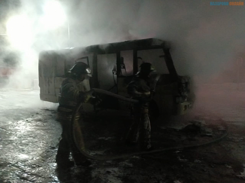 Автобус сгорел на заправочной станции в Назарове: водитель курил сигарету в кабине. Фото: «Подслушано Назарово»