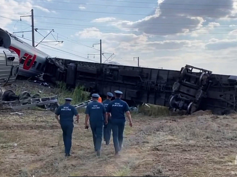 Количество пострадавших при сходе поезда в Волгоградской области увеличилось до 52 человек. Фото: МЧС России