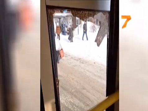 В Красноярске пассажирку автобуса при аварии обсыпало разбитым стеклом . Фото: «7 канал Красноярск»