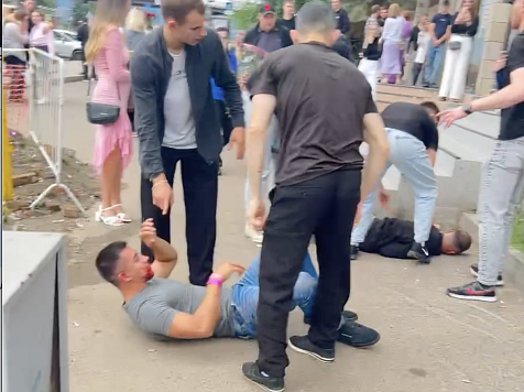 Кровавое лицо: у красноярского бара «Че почем» снова произошла массовая драка. Видео: t.me/smikrsk