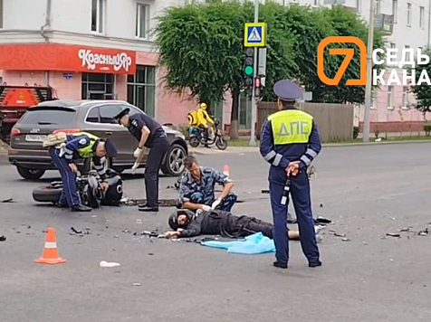 24-летний мотоциклист погиб после мощного столкновения с Renault в Красноярске — от удара байк разорвало на части. Фото: "7 канал Красноярск"