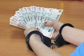 В Красноярском крае бухгалтер 2 года начисляла зарплату мужу, работающему в другом месте 