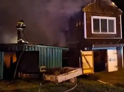 Енисейские полицейские спасли людей во время пожара. Фото: МВД 24