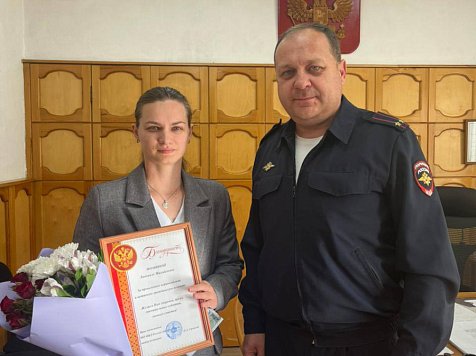 Сотрудница большемуртинского банка в Красноярском крае уберегла землячку от мошенников и спасла ей деньги. фото: МВД24