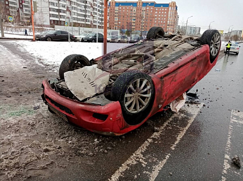 В Красноярске водитель на красном «Инфинити» врезался в столб и перевернулся. Фото и видео: ЧП Красноярск